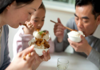 吃饭时喝水会影响消化吗 吃饭时大量饮水会怎么样