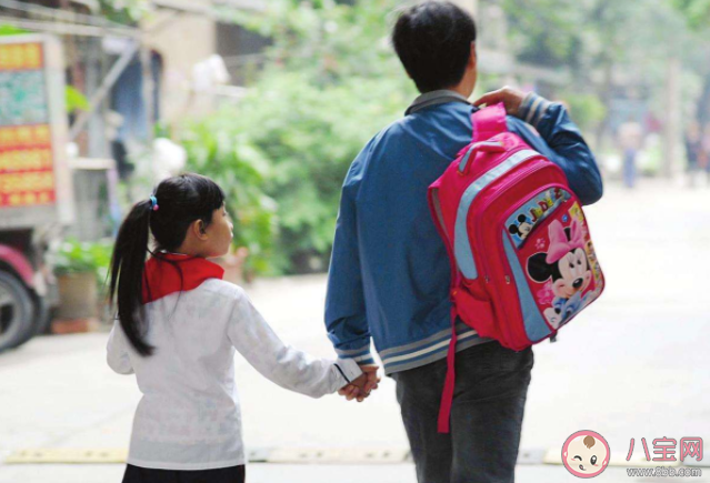 家长该不该替孩子背书包 为什么争议这么大