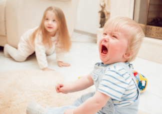 教你一招让婴儿快速止哭的方法 放任孩子大哭好吗