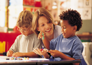 孩子一进房子就关门是什么原因 父母怎么能给自己更多的关注