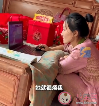 新娘回门宴穿旗袍给学生上网课 老师能有多伟大 新娘回门宴穿旗袍给学生上网课 老师能有多伟大