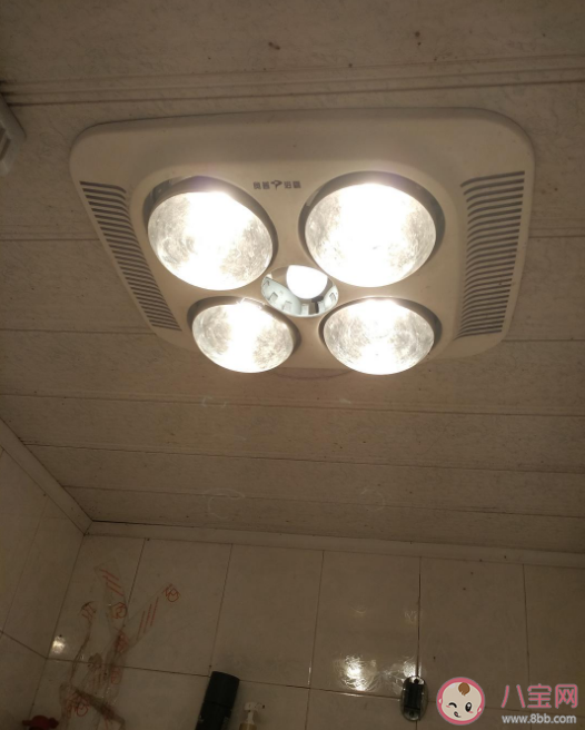 天冷宝宝洗澡可以开浴霸吗 宝宝洗澡时用浴霸会不会伤眼睛 天冷宝宝洗澡可以开浴霸吗 宝宝洗澡时用浴霸会不会伤眼睛