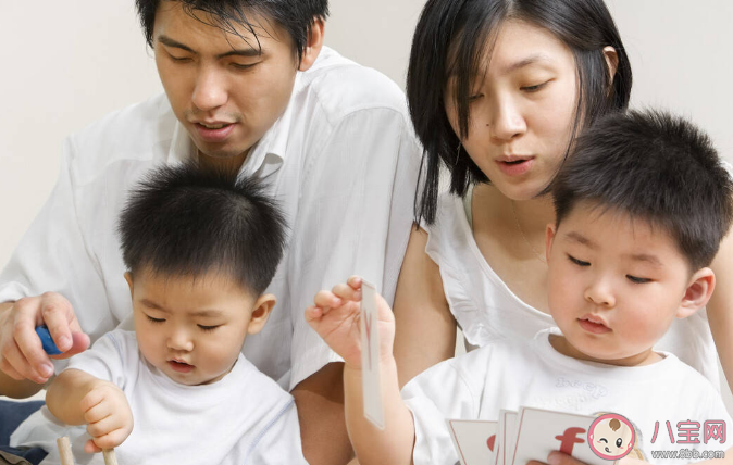 孩子有样学样该制止吗 潜移默化的模仿对孩子影响有多大