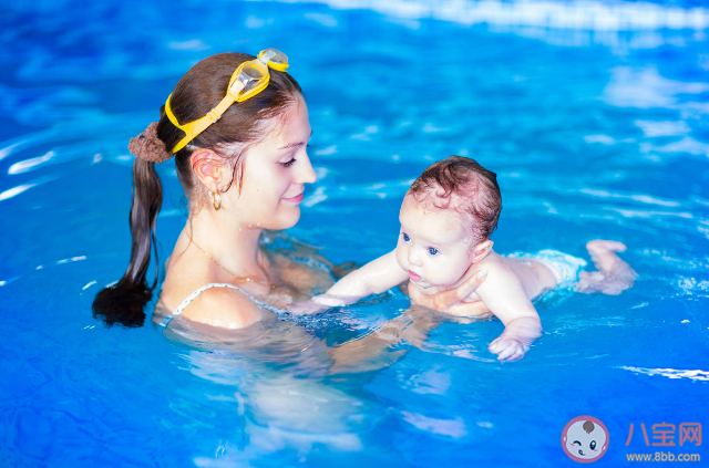 为什么游泳时会嘴唇发紫 游泳有哪些需要注意的 为什么游泳时会嘴唇发紫 游泳有哪些需要注意的