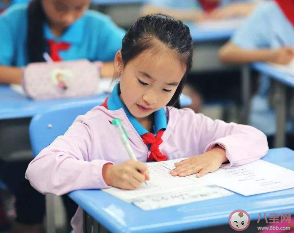 初中女生带满箱偶像周边离家出走是怎么回事 如何看待初中生追星