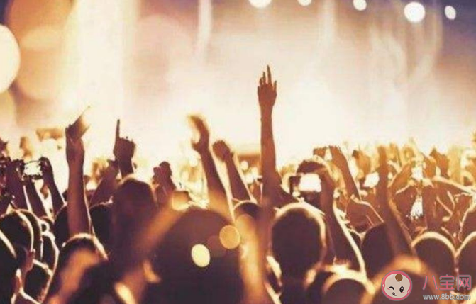 初中女生带满箱偶像周边离家出走是怎么回事 如何看待初中生追星