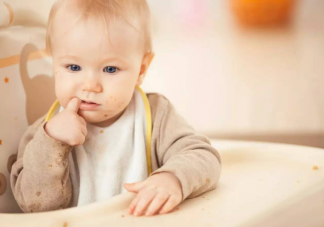 宝宝吃手需要担心吗 孩子吃手要不要干预如何纠正