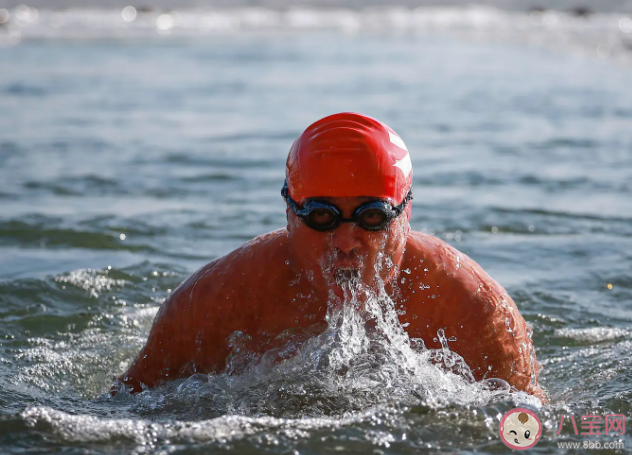 冬季室内游泳需要注意什么 在冬季游泳对身体好吗