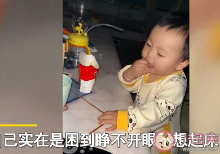 母亲半夜发现1岁萌娃偷吃东西是怎么回事 孩子一岁能吃些什么