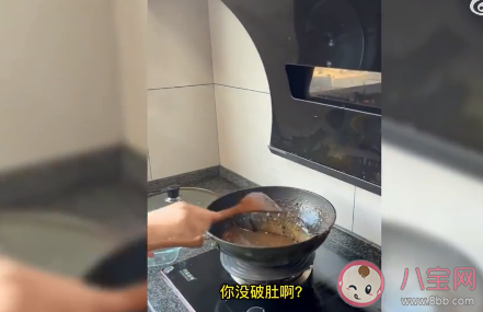 女子第一次下厨把活鱼扔锅里煮 第一次做饭要注意些什么