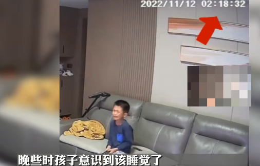 男孩看电视不睡觉父母罚通宵看 孩子沉迷看电视该怎么办