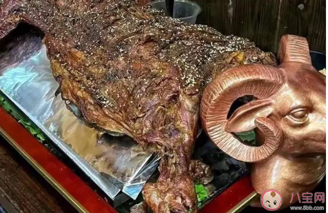 顾客吐槽烤全羊烤糊遭索赔2万是怎么回事 消费者给差评侵权吗