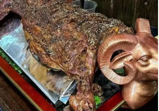 顾客吐槽烤全羊烤糊遭索赔2万是怎么回事 消费者给差评侵权吗