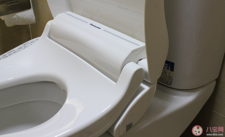踩公用马桶圈受伤的人有人十级伤残是真的吗 踩马桶圈上厕所有什么风险