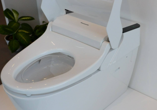 踩公用马桶圈受伤的人有人十级伤残是真的吗 踩马桶圈上厕所有什么风险