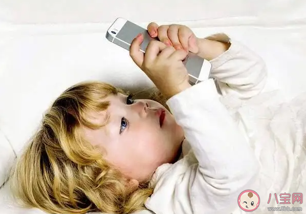 不要给2岁以下孩子看手机是为什么 孩子多大才能看手机