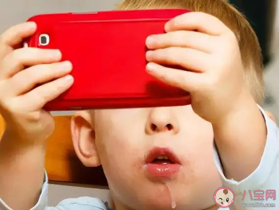 不要给2岁以下孩子看手机是为什么 孩子多大才能看手机