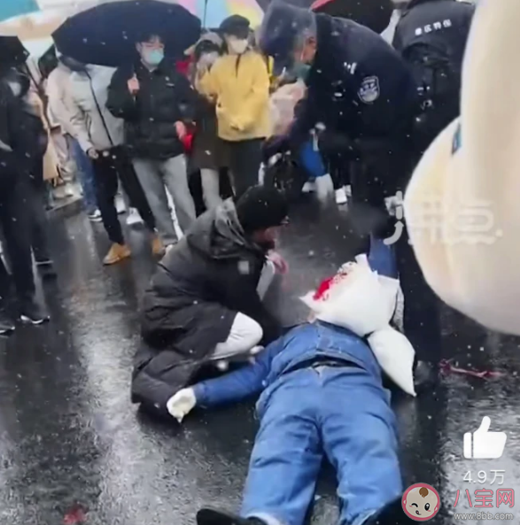 女主播拒见面男子捧玫瑰躺在断桥 给主播刷礼物约见面被拉黑怎么办