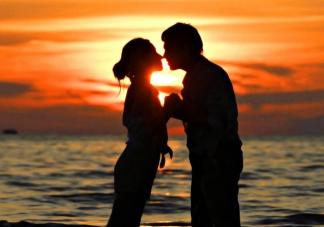 感兴趣是爱情的开始吗 怎么看一个人对你感不感兴趣