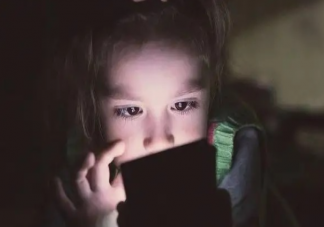 不让孩子玩手机有错吗 孩子应该有手机或者ipad自由吗