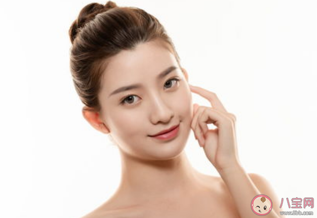 用完卸妆水还要用洗面奶吗 使用卸妆水时应注意哪些问题