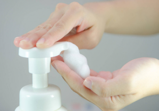 用完卸妆水还要用洗面奶吗 使用卸妆水时应注意哪些问题