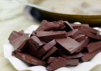 女子买块羊血怎么摔都摔不烂是怎么回事 真羊血和假羊血的区别是什么