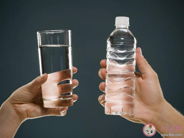 一新冠患者因过量饮水导致水中毒是怎么回事 水中毒的症状有哪些