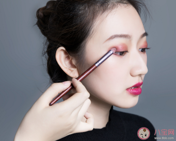 过早化妆会对皮肤造成哪些不可逆的伤害 怎样做能降低化妆带来伤害