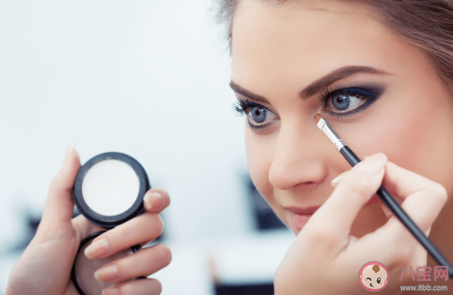 过早化妆会对皮肤造成哪些不可逆的伤害 怎样做能降低化妆带来伤害