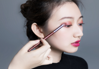 过早化妆会对皮肤造成哪些不可逆的伤害 怎样做能降低化妆带来伤害
