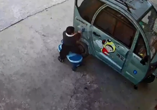 2岁男孩把硬币塞充电口手被炸黑是怎么回事 电动车充电口有多危险