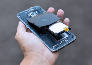 手机可拆卸电池或被迫回归 手机为何放弃可拆卸电池设计