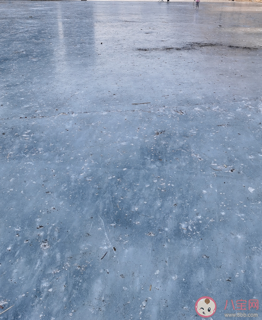 滑冰发现冰面破裂怎么办 掉到冰窟窿中可以怎么自救