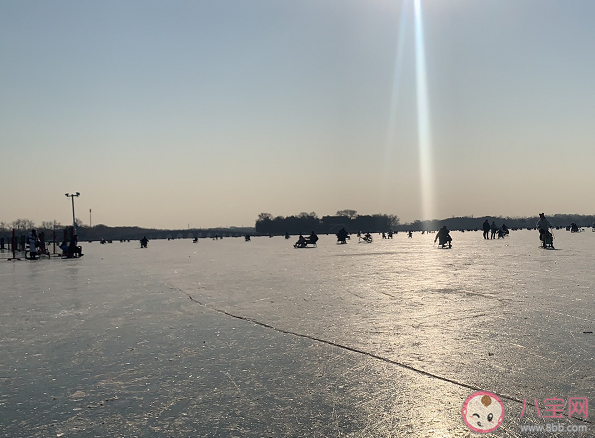 滑冰发现冰面破裂怎么办 掉到冰窟窿中可以怎么自救