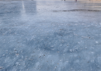 滑冰发现冰面破裂怎么办 掉到冰窟窿中可以怎么自救