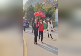 短发新娘不穿婚纱被误认成伴郎是怎么回事 结婚可以不穿婚纱吗