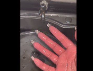 女生第1次去男友家洗碗手冻通红 第一次去男朋友家要不要做家务 女生第1次去男友家洗碗手冻通红 第一次去男朋友家要不要做家务