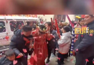 新娘刚下婚车遭痱子粉迎面砸脸是怎么回事 如何看待这样的婚闹行为