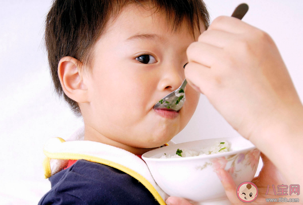 宝宝一边吃饭一边喝水能促进食欲吗 孩子吃饭喜欢喝水有什么影响