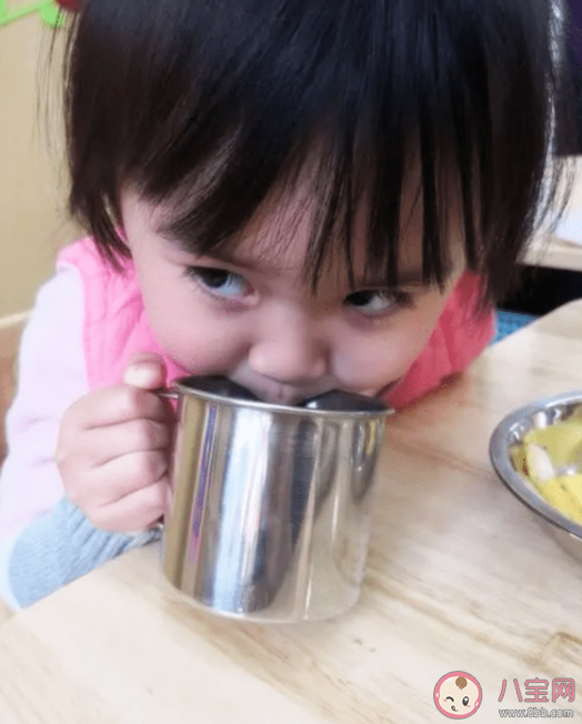 宝宝一边吃饭一边喝水能促进食欲吗 孩子吃饭喜欢喝水有什么影响