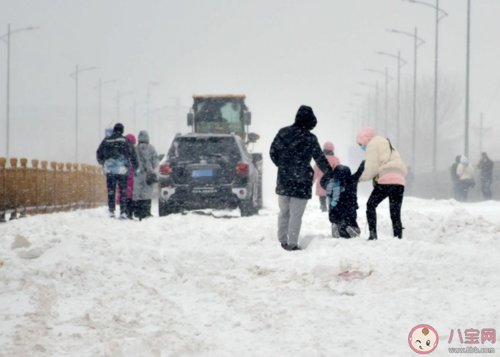 江南等地暴雨北方局地暴雪 暴雪天气出门要注意什么