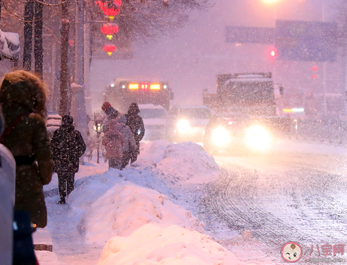 江南等地暴雨北方局地暴雪 暴雪天气出门要注意什么