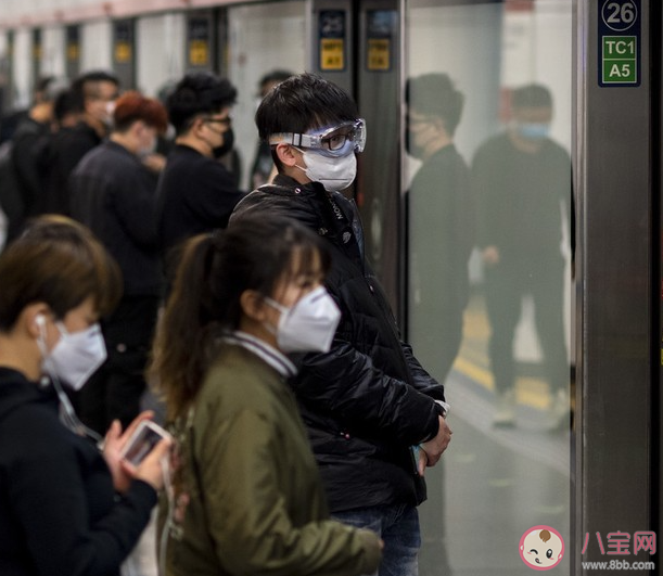 女生上班通勤4小时坐10趟地铁是怎么回事 如何看待通勤时间过长