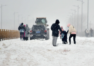 江南等地暴雨北方局地暴雪 暴雪天气出门要注意什么