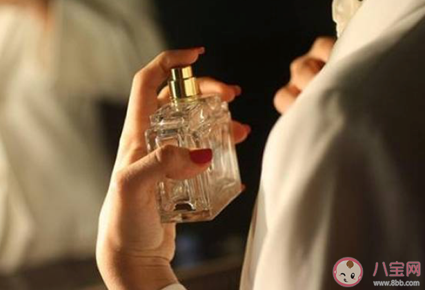 香水能直接喷在头发上吗 哪些香水喷法是错误的