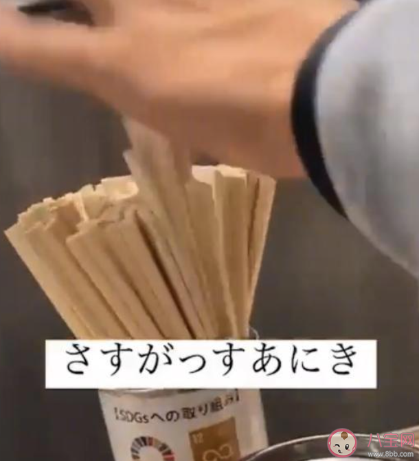 日本男子在拉面店舔筷子后放回是怎么回事 一次性筷子真的干净吗