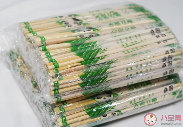 日本男子在拉面店舔筷子后放回是怎么回事 一次性筷子真的干净吗