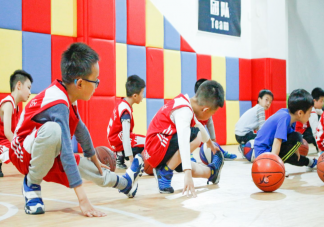 儿子篮球班倒闭家长花1000万买下是真的吗 孩子学打篮球有什么好处