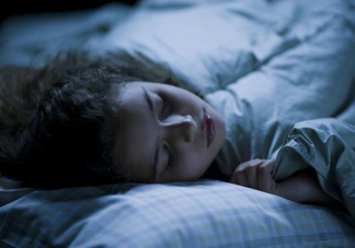 为什么有些人晚睡早起还精力充沛 每天要睡几小时才充足